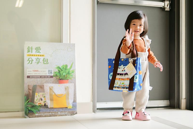 小Q模許宬晞曾為2024年門諾基金會小小捐款者，當年揹著手作包揮手的模樣廣受關注。