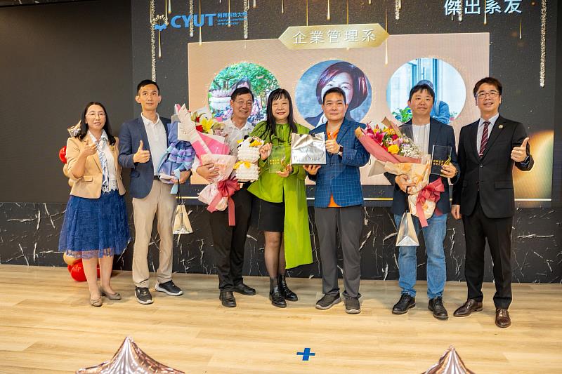 企業管理系傑出系友合影。