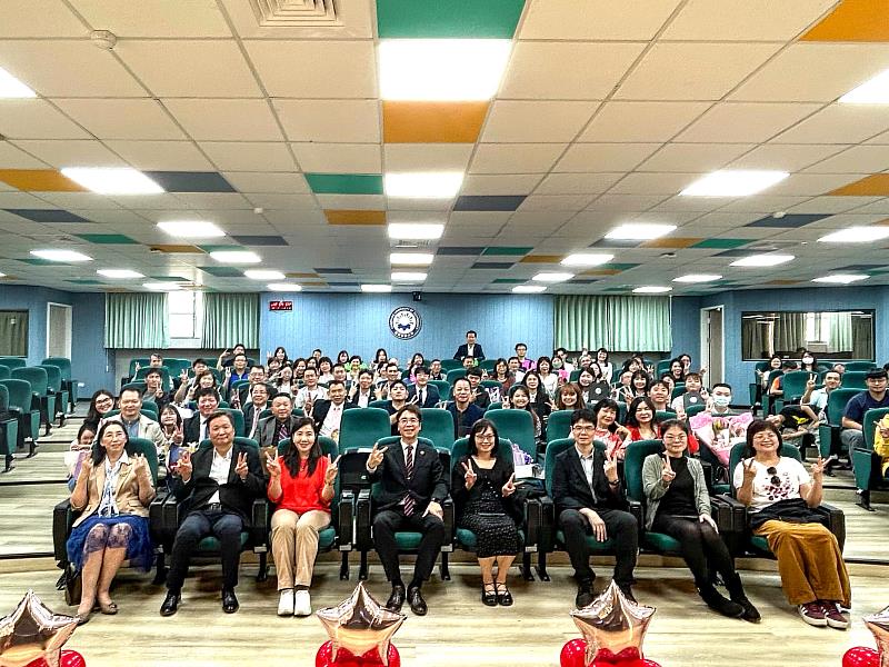 朝陽科大管理學院第3屆傑出系友暨宣傳大使表揚典禮大合照。