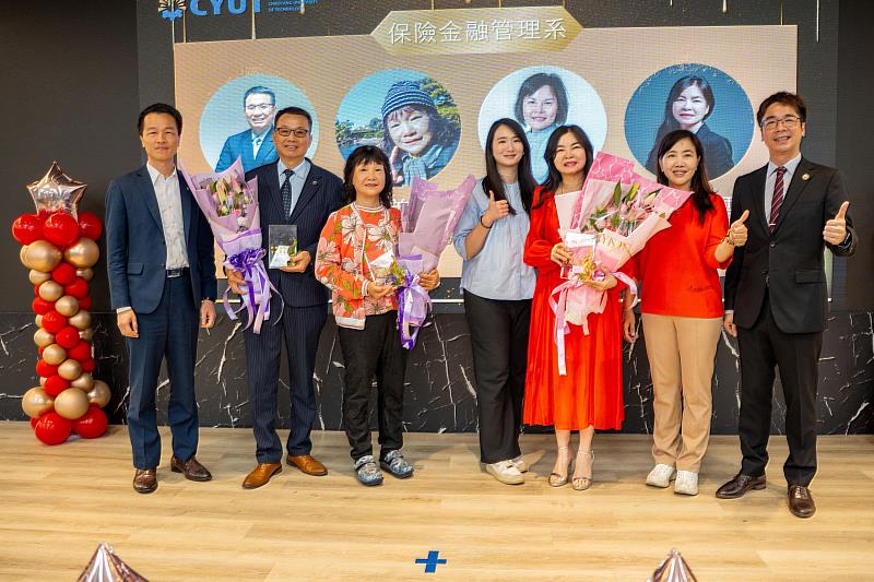 保險金融管理系傑出系友合影。