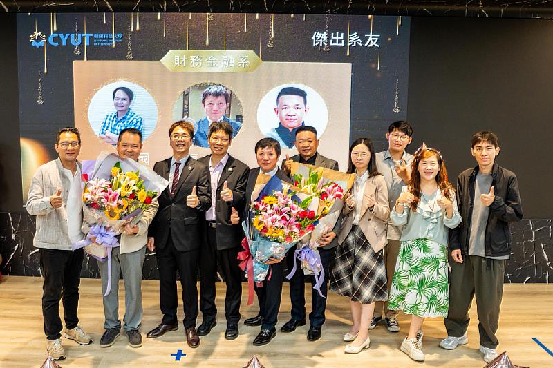 財務金融系傑出系友合影。