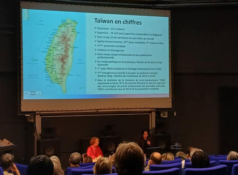 劉展岳以數字呈現台灣鮮明的國際印象，包括人口、面積、經濟實力、台積電半導體市占率、以及我國代表性指標全球排名等。