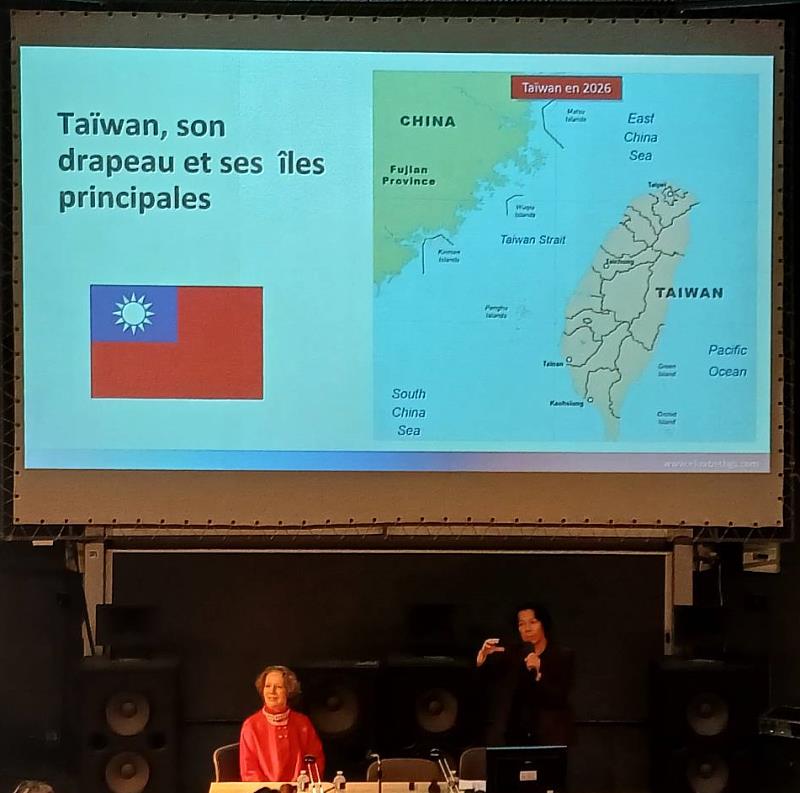 劉展岳介紹我國國旗及台灣各島地理位置。
