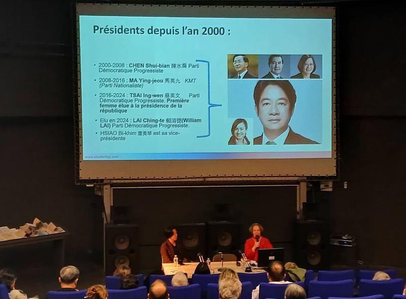 伊麗莎白介紹台灣民主化過程及歷任總統。