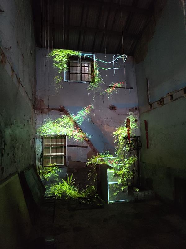 閒置老屋藉由光雕投影產生新的空間樣貌。