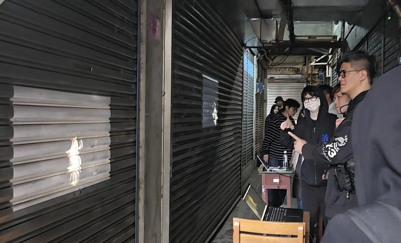 師生與社區居民在巷弄間體驗作品。