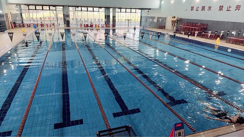 救國團受託營運台中市朝馬國民運動中心，配合中市府兒童月免費游泳及課程免費。