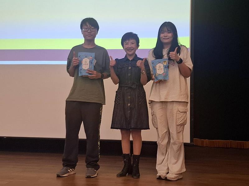 與同學合照。