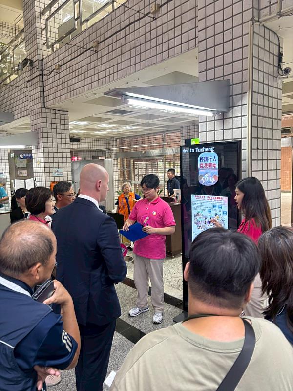 Bartosz博士參訪土城公所了解新北市基層治理運作。
