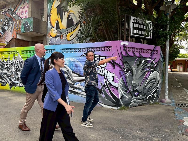 Bartosz博士走訪板橋435特區感受藝文創意氛圍。