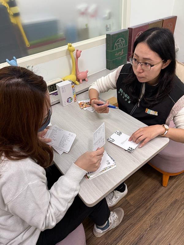 就業服務人員運用職涯牌卡協助民眾重新檢視個人特質及價值觀。