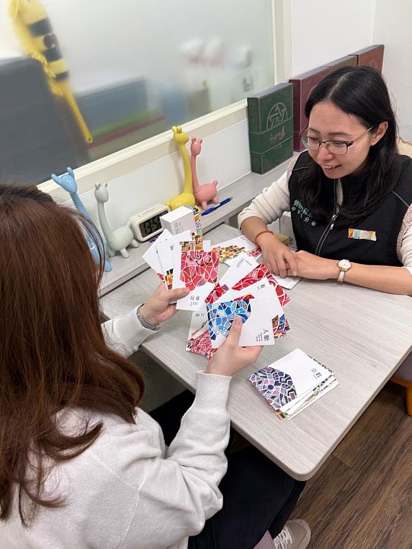 就業服務人員運用職涯牌卡協助民眾重新檢視個人特質及價值觀。