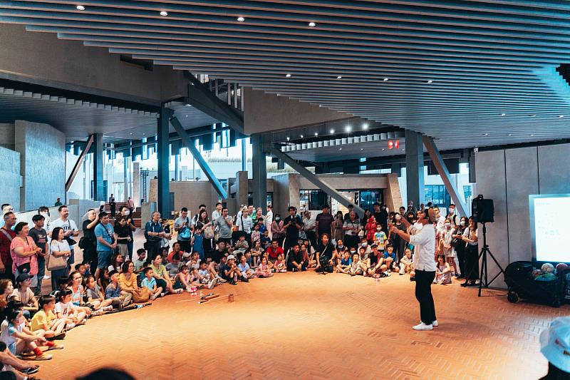 活動集結魔術、小丑秀、特技與馬戲等多元內容，連續4天共12場次，打造適合親子共遊的藝術假期。