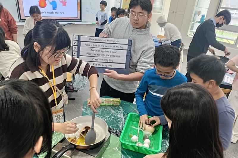 南大英語系設計在地飲食體驗課程，學童動手製作蜜餞與椪餅料理，並以英語表達食材與步驟，提升生活化英語表達力。