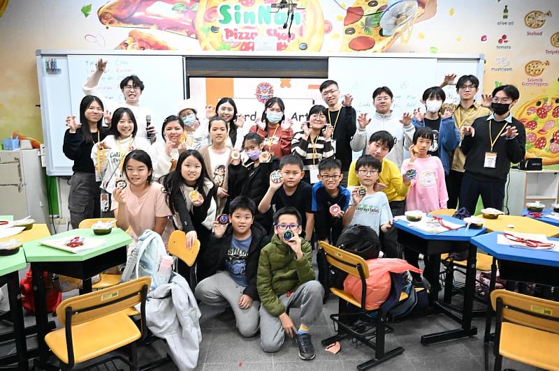 南大英語系融入劍獅彩繪與文化教學，學童透過創作與英語解說，認識台南傳統意象，培養文化理解與語言表達能力。