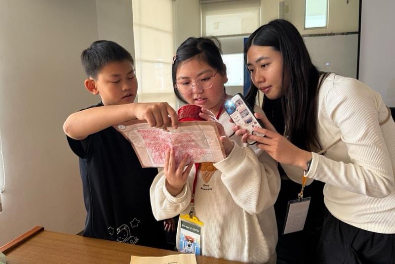 南大英語系規劃密室逃脫與大地遊戲，學童運用英語聽說讀能力完成任務，在合作解謎中建立自信與學習動機。