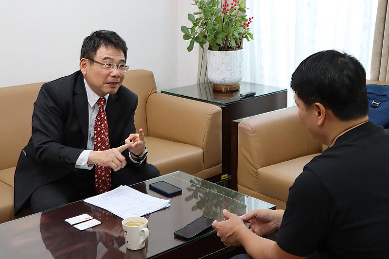 永續長暨總務長蕭瑞祥接受媒體採訪，分享如何將AI技術導入能源管理。（圖／淡江大學提供）