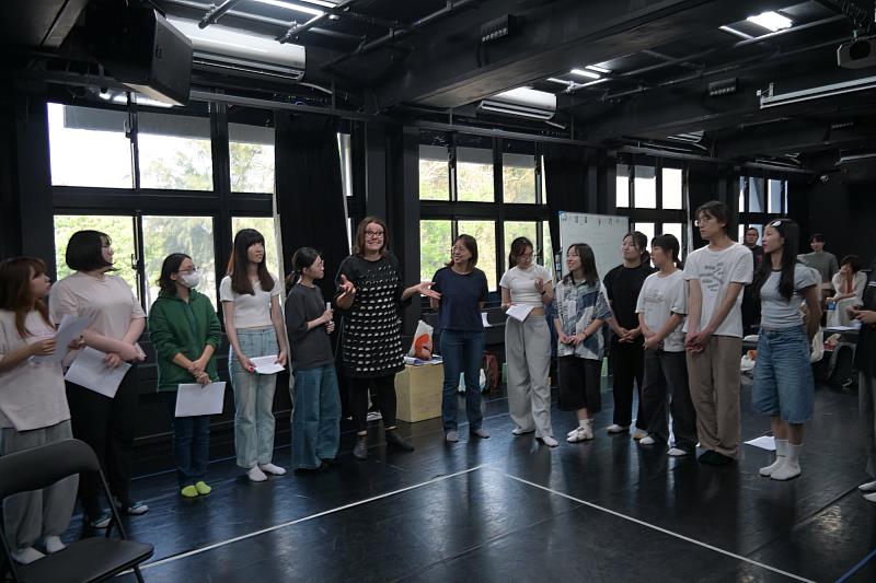 南大戲劇系實作課程以《玩偶之家》為例，透過角色訪談與良心巷，引導學生體會角色內在衝突與文本張力。