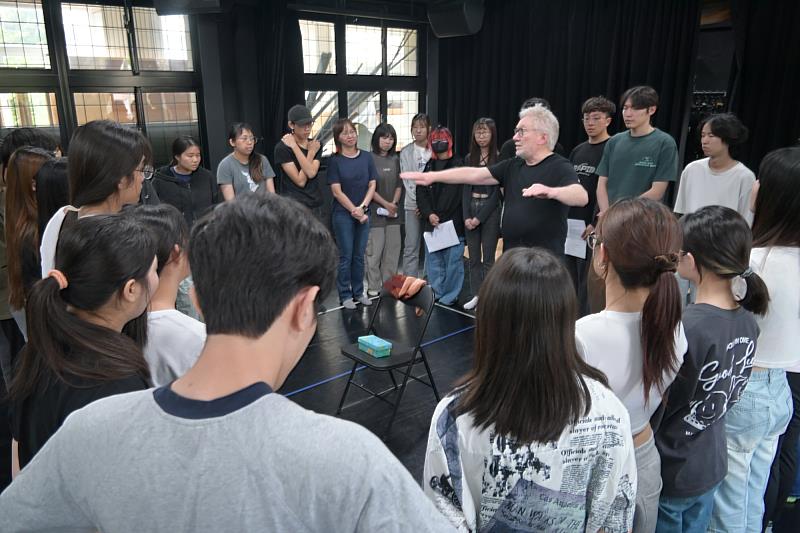 南大戲劇創作與應用學系透過國際交流與實作教學，呈現以戲劇連結社會議題的教學特色，深化學習經驗。