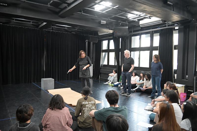 南大戲劇系學生參與工作坊，運用角色建構與情境演繹，從戲劇經驗中理解移民與邊緣議題的多重面向。