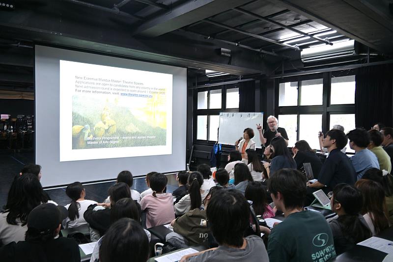 挪威學者於南大戲劇系介紹北歐戲劇教育體系，分享文化學校與校園劇場經驗，拓展學生國際視野與思考。