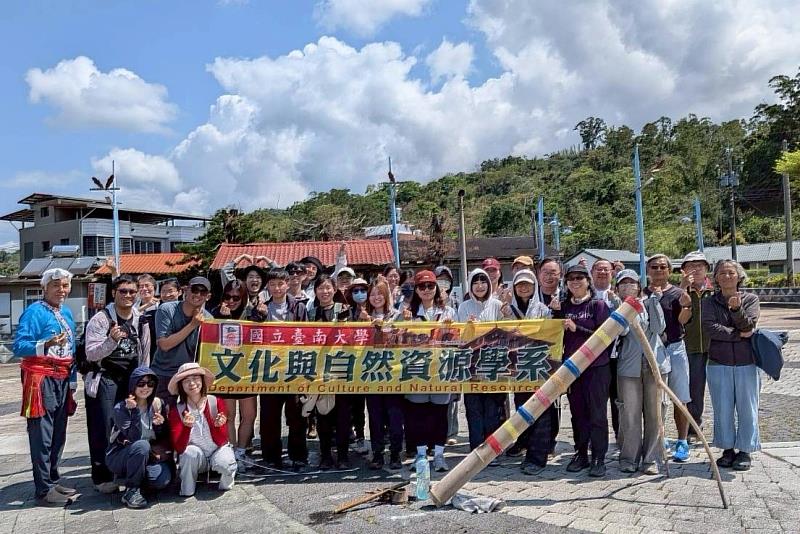 南大文資系前往臺東部落進行文化考察,透過交流與導覽,認識族群歷史與當代文化實踐的多元樣貌。
