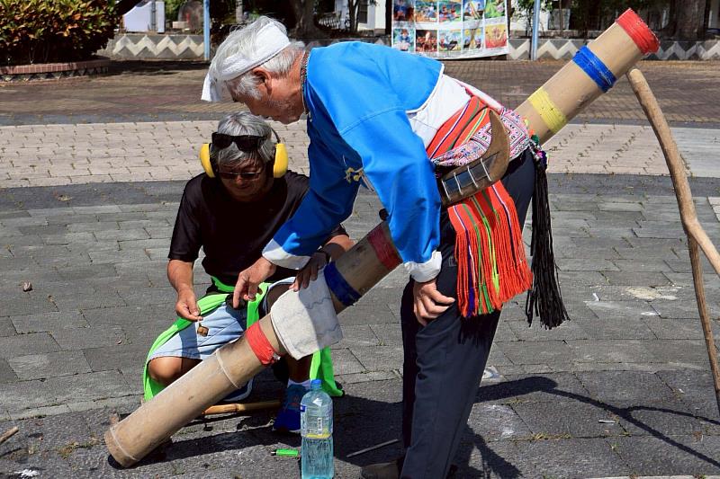 南大文資系進行田野教學，師生於現地踏查與討論中深化對歷史脈絡與文化意涵的理解，展現人文學習的實作面向。
