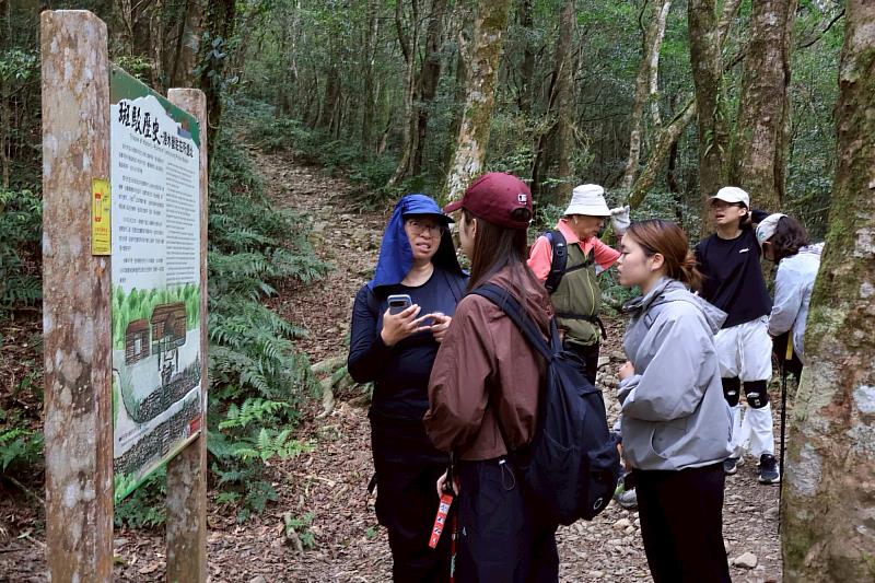 南大文資系於州廳界進行現地教學，觀察古道沿線歷史遺構，從空間現場認識清代至日治時期的治理脈絡。
