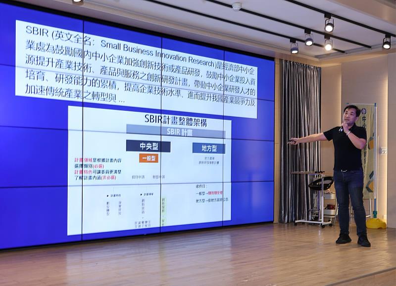 亞瑟教練吳俊達老師講解政府補助案－AI實戰撰寫。