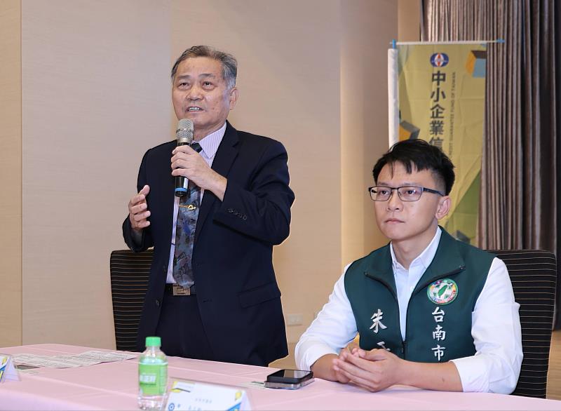 崑山科大侯順雄學術副校長（左）向企業主介紹學校資源。