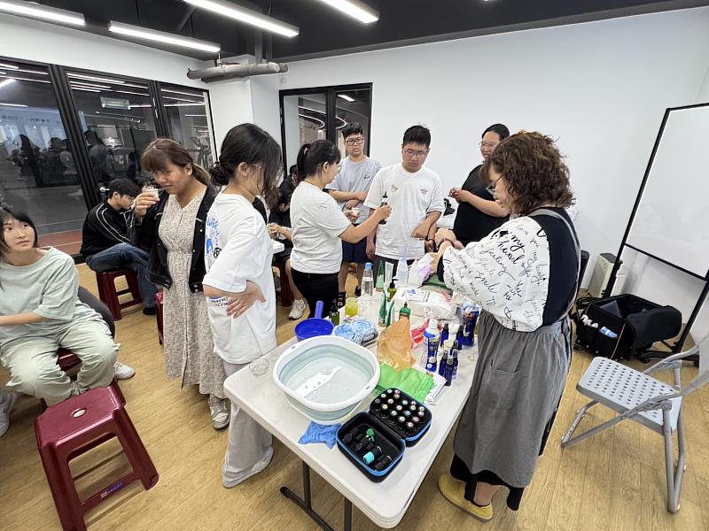 李春杏老師帶領學生實作「三好五感」照護心法。