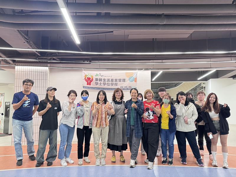 樂活學程邀請人氣護理師李春杏（左6）蒞校演講，全體合影。