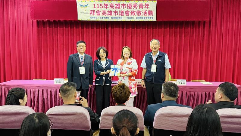 高雄市優秀青年代表團拜會市議會 深化公共參與