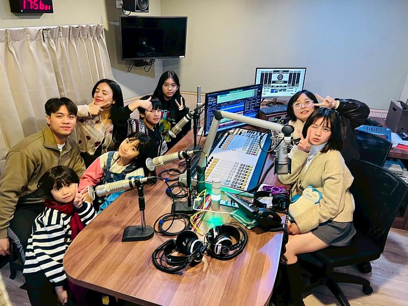 《senasenaii!wawa 大聲唱》由主持人Dani姊姊領軍,帶領擁有泰雅族、阿美族與排灣族等多重族群背景的孩子,開啟一場聲音的尋根之旅。(原文會提供)