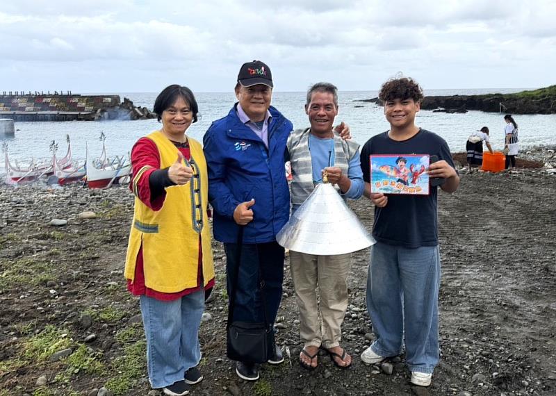 《打開冰箱來摸魚》製作團隊親赴蘭嶼,進行達悟雅美人「招魚祭」田野採訪,迎接飛魚季的到來。(原文會提供)