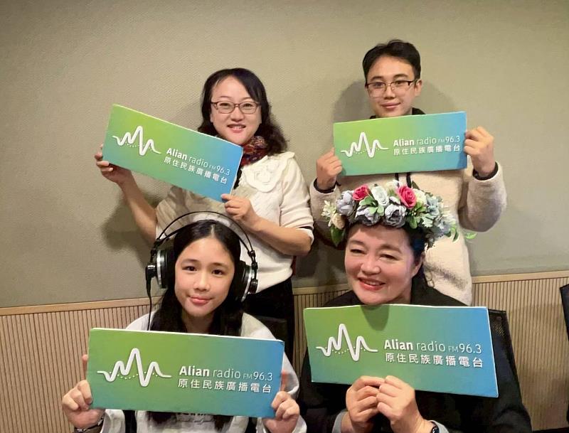 《Ivangavang密室逃脫》透過精心設計的機關與線索，帶領參與者（下左）挑戰自我，探索臺灣原住民族的祭典文化。（原文會提供）