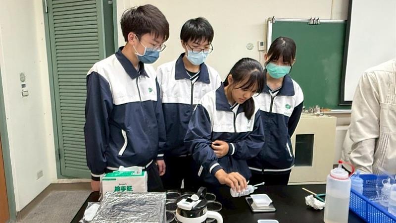 學生動手進行生物晶片製作。