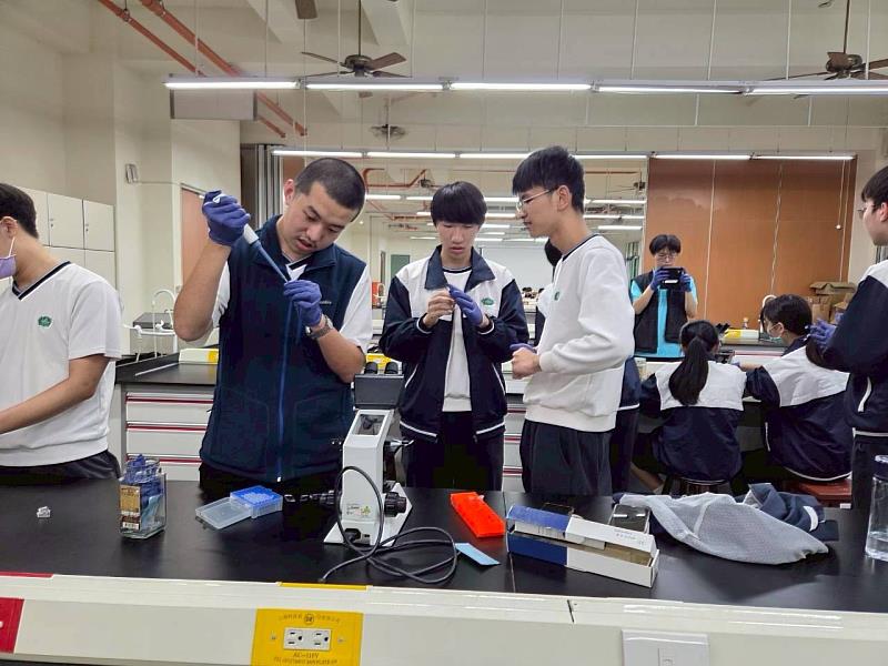 學生進行細胞計數實驗。