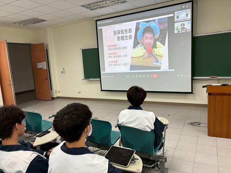 與第61屆十大傑出青年得主陳景維即時線上連線進行專題演講。