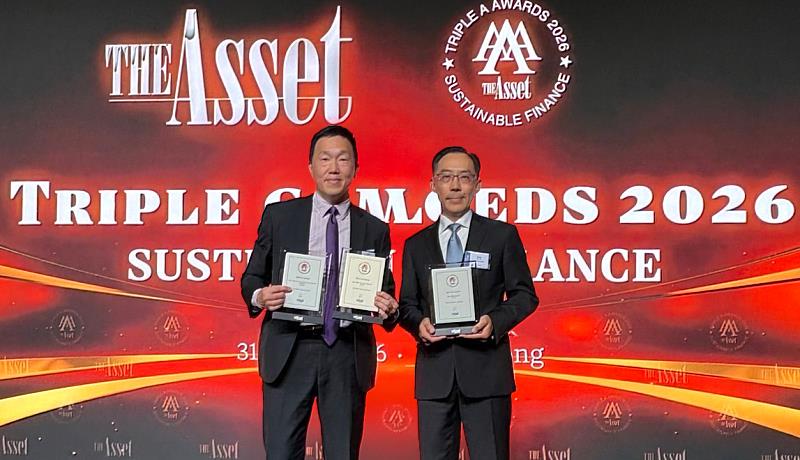 凱基證券再度榮獲《財資雜誌》（The Asset）年度評選重要獎項，由凱基證券金融市場部主管楊宗威（左）、資本市場部副總蘇峻偉代表領獎。