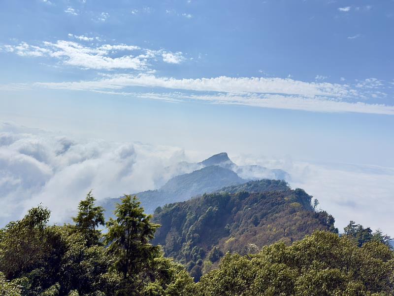 在天氣晴朗的午後，隨著空氣沉降，壯麗的雲海翻騰於山谷之間，與夕陽交織成多層次的柔和色彩，形成一幅如夢似幻的畫面，讓人流連忘返。