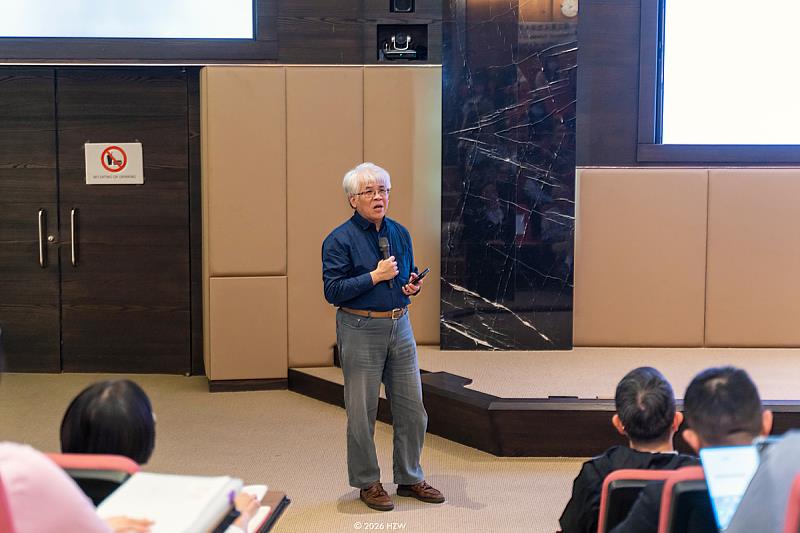 海大生科院吳彰哲院長介紹王育民院長不僅學術表現傑出，在成果應用也相當優異。