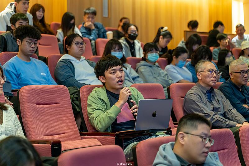 海大師生就生技產業人才需求、跨域學習、研究轉譯及大學教育價值等議題熱烈提問。