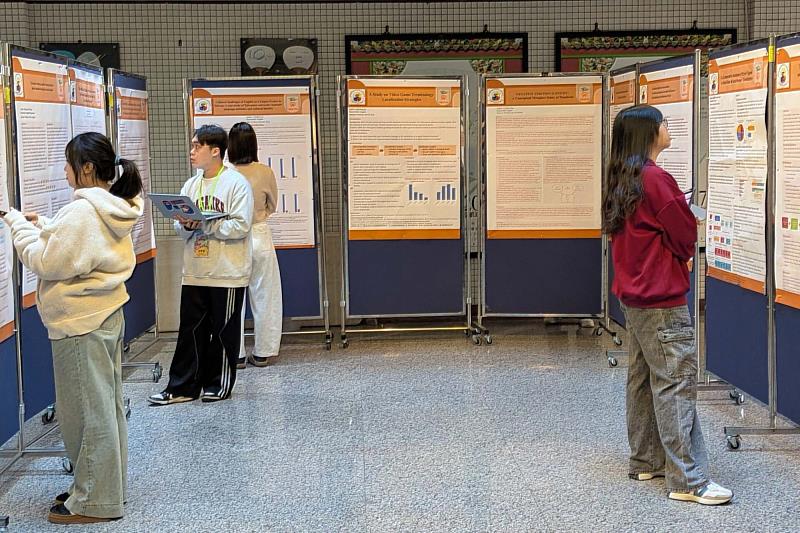 南大英語學系舉辦專題研究成果展，呈現語言學、翻譯與文學等多元成果，展現同學紮實訓練與英語專業實力。