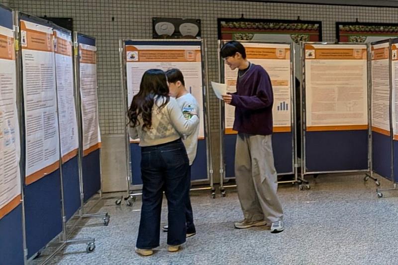 南大英語學系同學於現場進行研究解說，清楚呈現研究歷程與分析成果，展現良好的英語表達與學術素養。