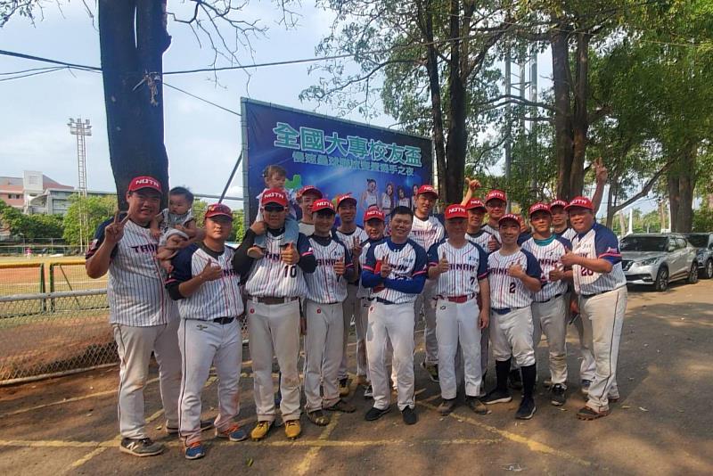 南大校友攜家人到場加油，共同參與賽事活動，在球場內外延伸交流，展現南大校友情誼的延續與互動。