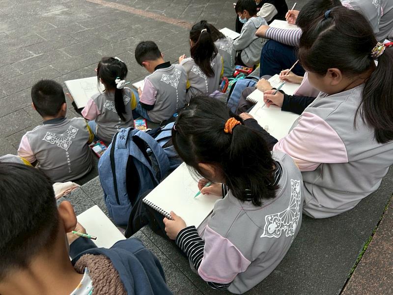 學童們專注創作，將眼前景象轉化為畫面，展現充滿想像力的創作歷程。（圖為上林國小學生寫生活動現場）