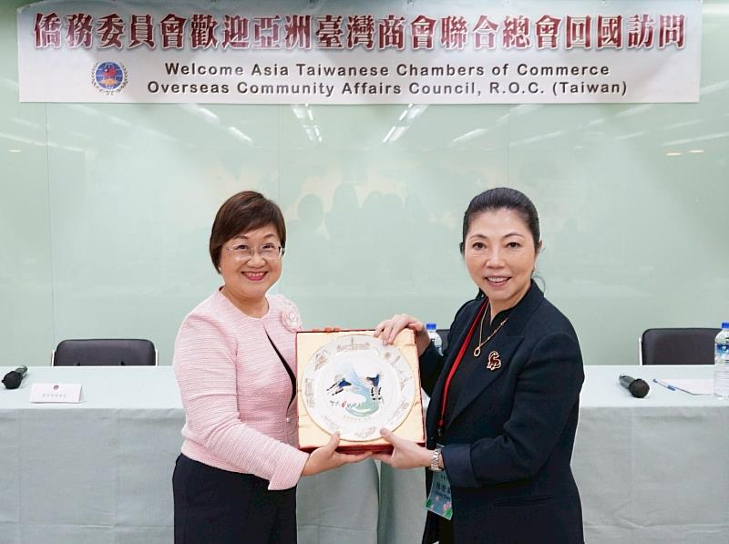 徐佳青贈送禮品，陳舒琴代表接受。