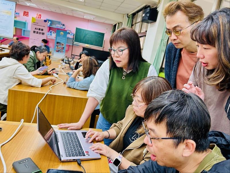 新北市教師討論如何運用全球Day of AI的台灣版本土化課程。