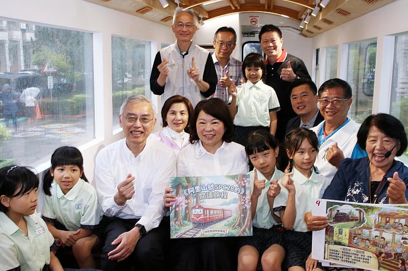 社區耆老於「閱之森」森鐵車廂內說故事、車廂內部參觀。